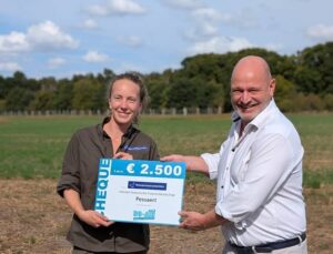 Bo-Air overhandigt cheque voor Natuurmonumenten aan boswachter