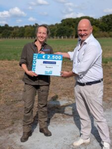 Bo-Air overhandigt cheque voor Natuurmonumenten aan boswachter